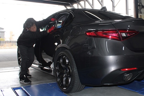 ジュリアのドア凹みを当日仕上げ！デントリペアで気になる悩みを即解決