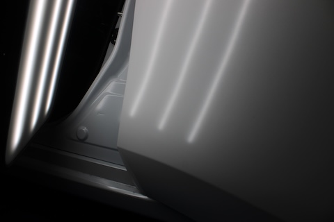 オーラの小さな凹みも見逃しません！気になるへこみはデントリペアで即解決