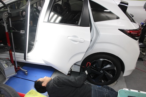 オーラの小さな凹みも見逃しません！気になるへこみはデントリペアで即解決