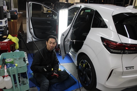 オーラの小さな凹みも見逃しません！気になるへこみはデントリペアで即解決