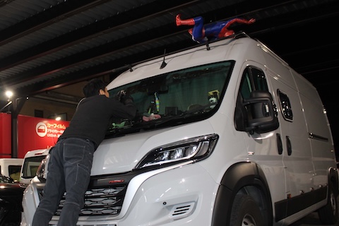 フィアットデュカトのフロントガラスひび割れも即日修理！45分で完了