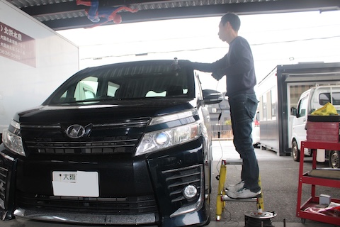 フロントガラスのひび割れは修理できる？まずはご相談ください！