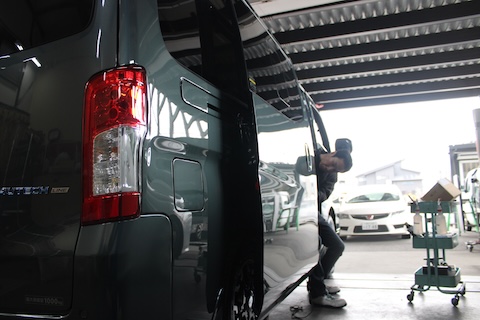 キャラバン 新車ドアパンチ修理を塗装しないデントリペア修理、交野市