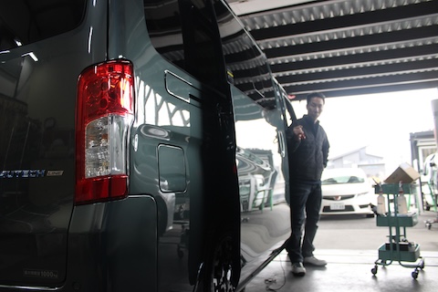 キャラバン 新車ドアパンチ修理を塗装しないデントリペア修理、交野市