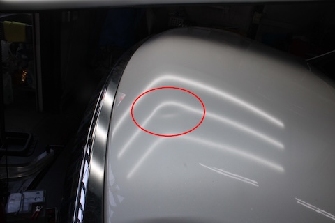 エスクワイア ボンネットの大きなへこみを塗装しない修理｜交野市