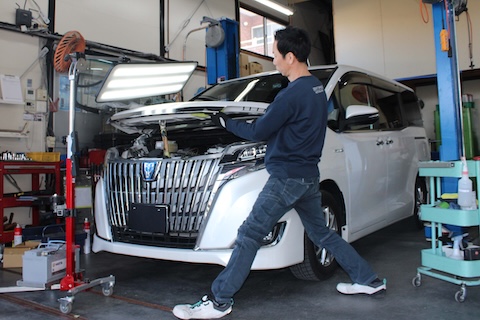 エスクワイア ボンネットの大きなへこみを塗装しない修理｜交野市