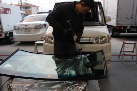 タント フロントガラス 飛び石 交換