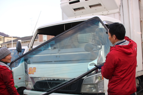 トラックのフロントガラス交換、大阪で最安値に挑戦中！
