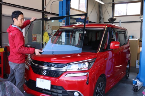 ヒビ割れたフロントガラス交換、衝突安全装置付もお任せ!