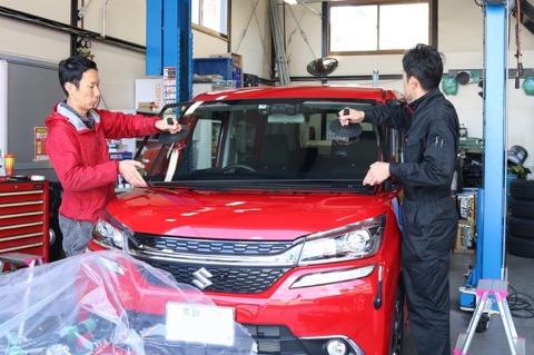 ヒビ割れたフロントガラス交換、衝突安全装置付もお任せ!