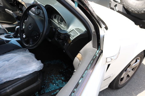 ガラス割られて車上荒し!ガラス交換と飛散したガラス掃除は、大阪のデントスマイル !