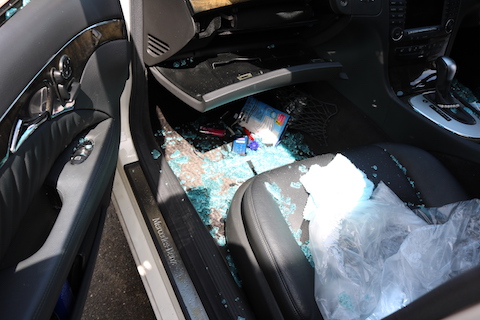 ガラス割られて車上荒し!ガラス交換と飛散したガラス掃除は、大阪のデントスマイル !