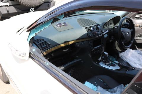 ガラス割られて車上荒し!ガラス交換と飛散したガラス掃除は、大阪のデントスマイル !