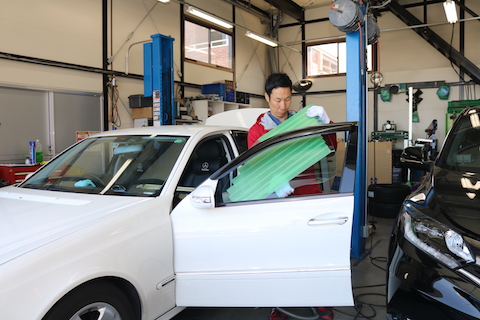 ガラス割られて車上荒し!ガラス交換と飛散したガラス掃除は、大阪のデントスマイル !