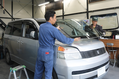 フロントガラス交換をお得に交換する方法