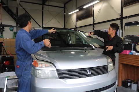 フロントガラス交換をお得に交換する方法