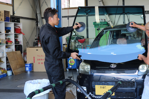 一番最安値のフロントガラス交換で、ムーブのお客様は大満足!