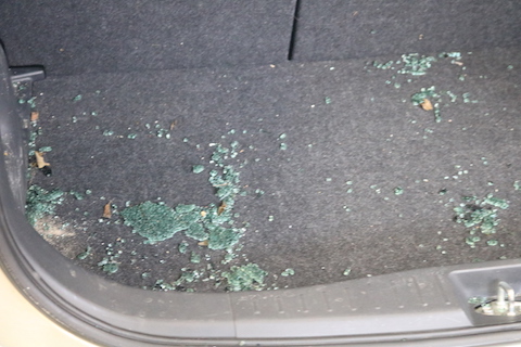 車のガラス破損、触ると危険です。交換から清掃までお任せ下さい。