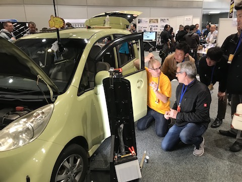 車のヘコミ修理、デントリペアのイベントで海外と技術交流会！