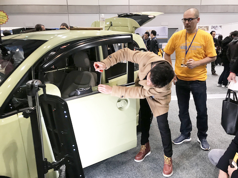 車のヘコミ修理、デントリペアのイベントで海外と技術交流会！