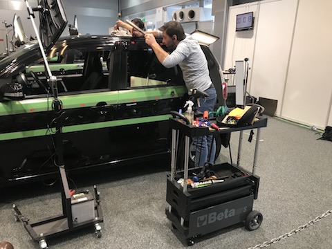 車のヘコミ修理、デントリペアのイベントで海外と技術交流会！