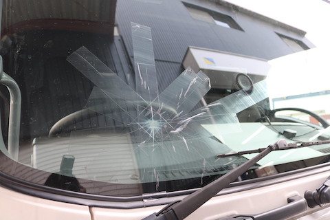 4トン大型トラックもお得なフロントガラス交換をご用意!