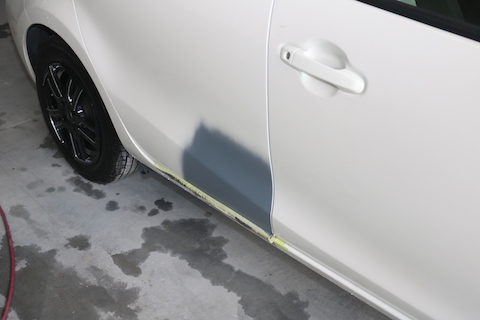 車のドアの大きなヘコミ、プレスライン潰れ、鈑金・塗装で交換しない再生技術で修理！