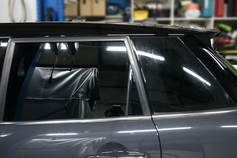 BMW ミニ、透明ガラスをスモークにして、室内のプライバシー 保護！