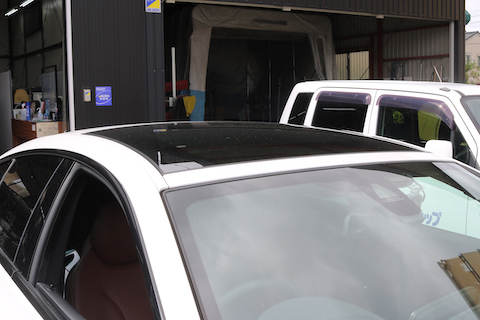 ルーフをカーラッピングでグロスブラックに。1日で愛車が生まれ変わります!