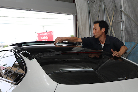 ルーフをカーラッピングでグロスブラックに。1日で愛車が生まれ変わります!