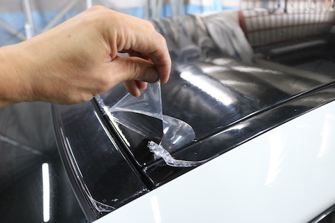 ルーフをカーラッピングでグロスブラックに。1日で愛車が生まれ変わります!