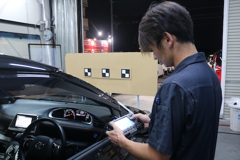 自動ブレーキ機能がついたフロントガラス交換はカメラ調整が入ります!