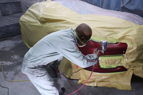 ポルシェのボディのすり傷を塗装で再生修理が可能です！