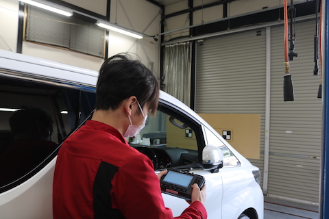 車両保険でフロントガラス交換の対応可能！