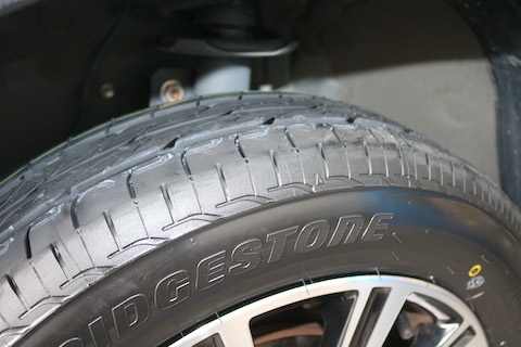 タイヤはいつの間にか交換時期！定期的な空気圧と溝点検が大事！