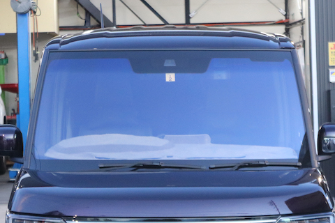 青いフロントガラスは車検にも通る断熱ガラス！