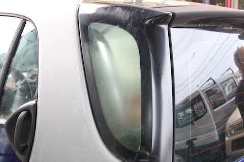 スマートの車の窓を磨いて綺麗に透明！