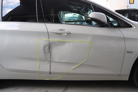 BMWのドアを交換して修理する方法