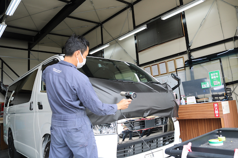 ハイエースのボンネットをラッピングで即時に色変え!