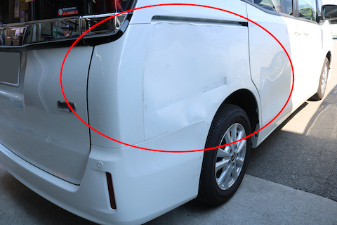 車の広い範囲の損傷はパネル交換で修理