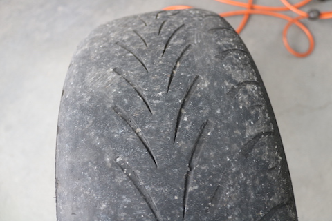 タイヤの溝深さは車検合否の基準があります