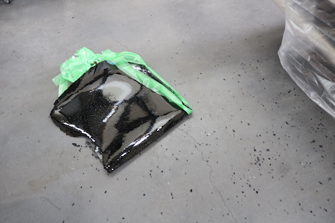 ハイエースのリアガラス破損で交換とカーフィルム施工