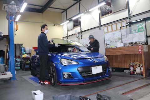 フロントガラス修理とヘッドライト磨きをワンストップ解決