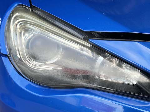 フロントガラス修理とヘッドライト磨きをワンストップ解決