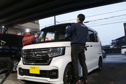 N-BOXのフロントガラスに青色のコートテクト取付!