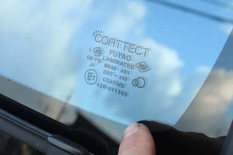 N-BOXのフロントガラスに青色のコートテクト取付!