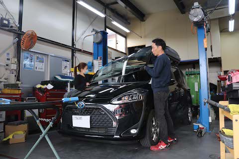 シエンタのフロントガラス社外品交換、カメラ調整も対応