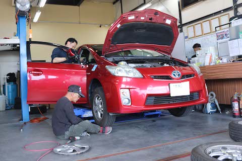 タイヤ交換・ドアミラー中古品取替、2つのお悩み同時対応