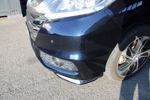 オデッセイのフロントバンパー、交換せず再生塗装修理で解決