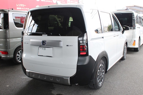 フリードのバック駐車で接触による変形修理、板金塗装で再生